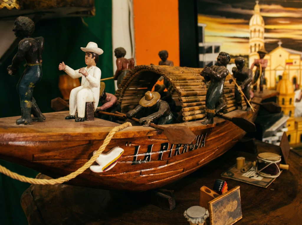 Maestro canoero tallando una canoa artesanal de madera en Chimichagua