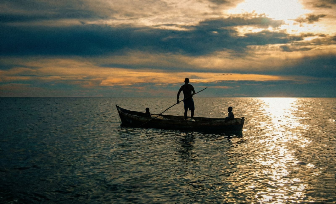 Carpinteros de ribera construyendo canoa artesanal en Chimichagua, Cesar