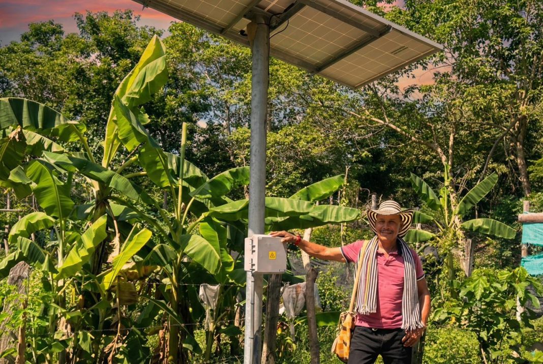 Paneles solares instalados en zona rural de Astrea, Cesar, como parte de proyectos de energía limpia