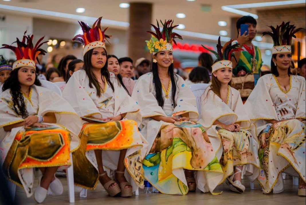 Mujeres con vestuarios tradicionales indígenas participan en el Festival de la Paletilla en Becerril, Cesar, resaltando la cultura Yukpa.