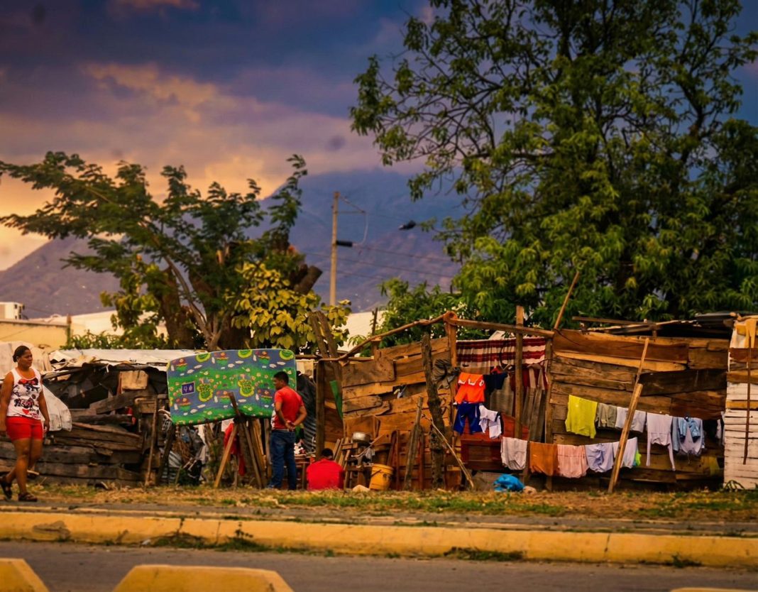Vida cotidiana en los asentamientos: habitantes del sector circulan entre estructuras improvisadas y ropa tendida al aire libre, una escena común en las zonas de invasión que reclaman atención gubernamental. Créditos: Foto: Suministrada de CESORE