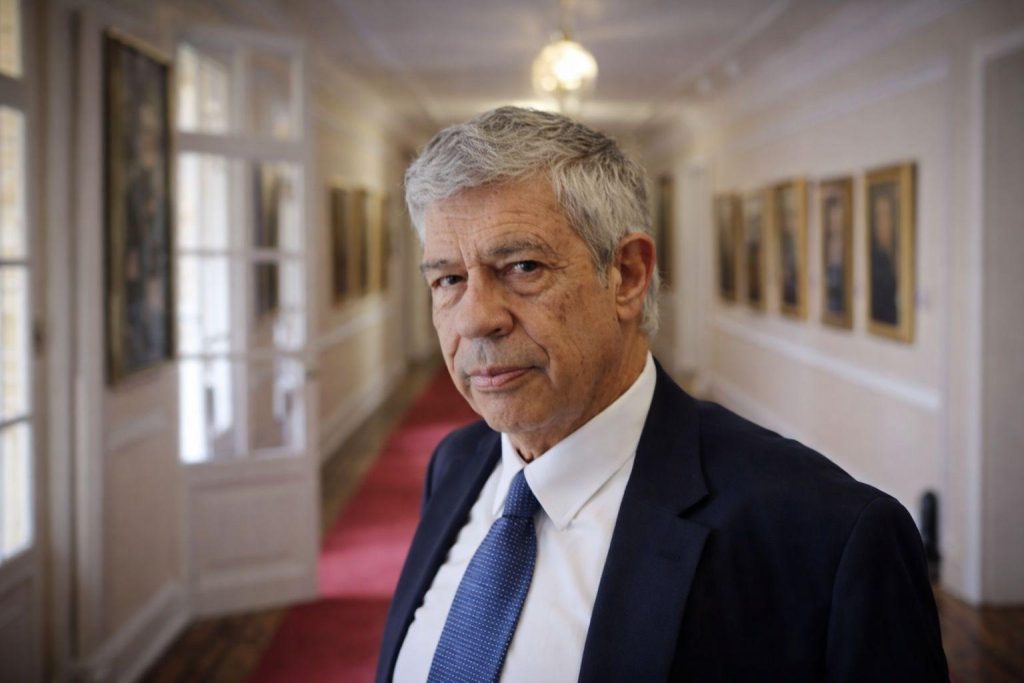 Figura política durante un recorrido institucional en medio del debate por la emergencia económica