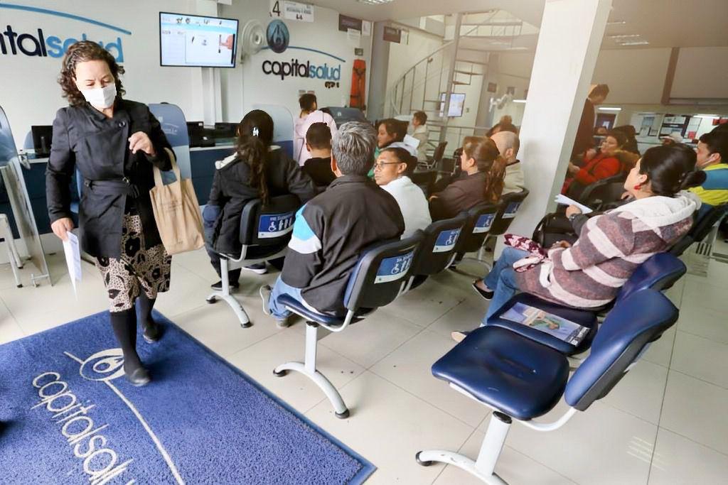 Sala de espera de una EPS en Colombia durante la actual crisis del sistema de salud