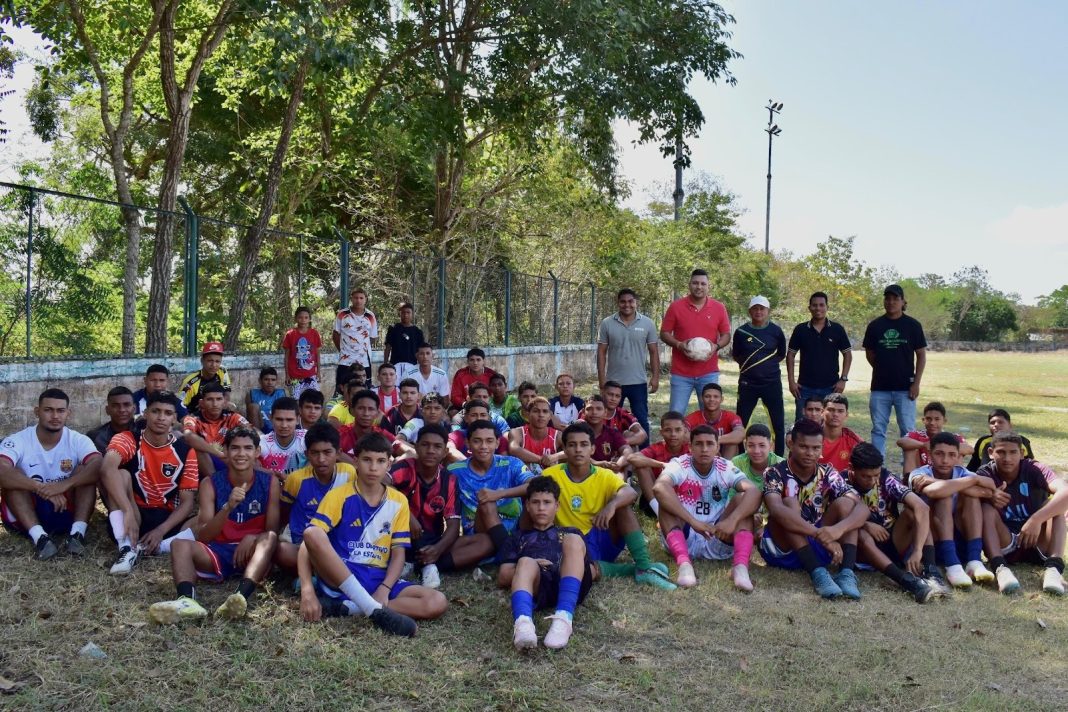 Jóvenes futbolistas de Gamarra en proceso de preselección para Primera C