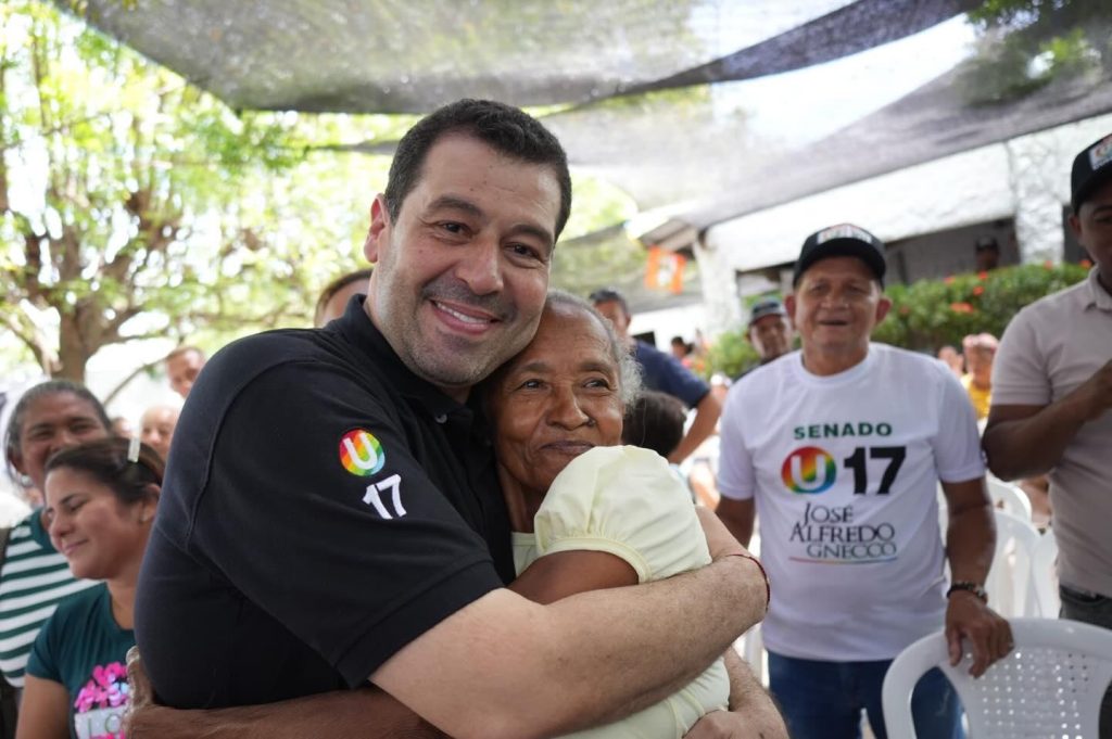 José Alfredo Gnecco comparte con comunidades durante recorridos políticos en el Cesar
