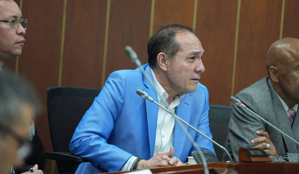 Gustavo Petro convoca movilizaciones por el salario mínimo vital en Colombia