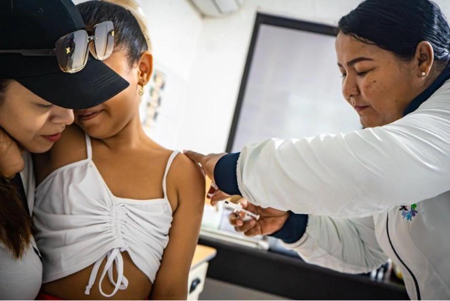 Niños de 9 años reciben vacuna contra el dengue en Aguachica, Cesar.