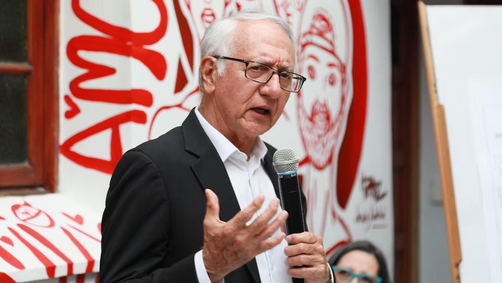 Bicicleta y símbolo médico que representan la muerte de Kevin Acosta y el debate por medicamentos para hemofilia