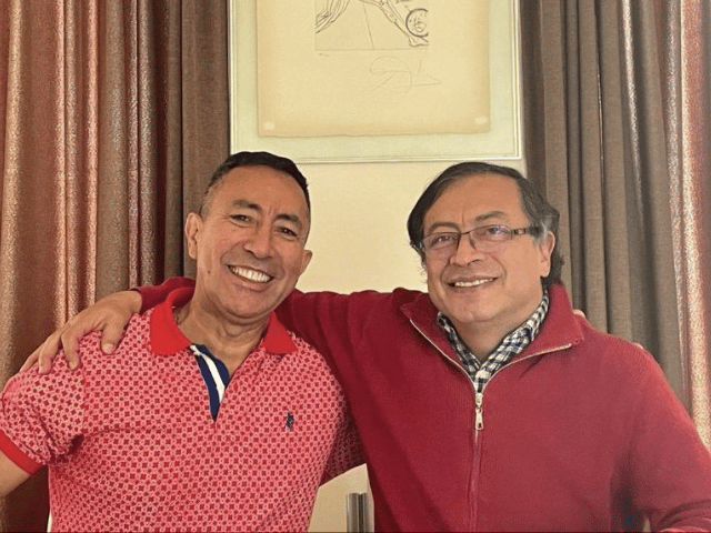 Gustavo Petro junto a Ricardo Roa durante la campaña presidencial de 2022