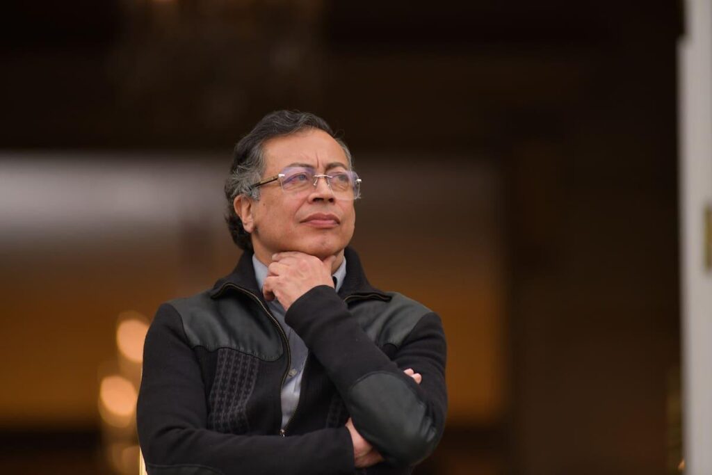 Usuarios hacen fila para reclamar medicamentos en medio de la crisis de las EPS en Colombia.