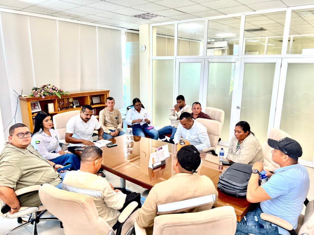 Trabajadores de la Hacienda La Gloria bloquean la vía La Mata en el sur del Cesar