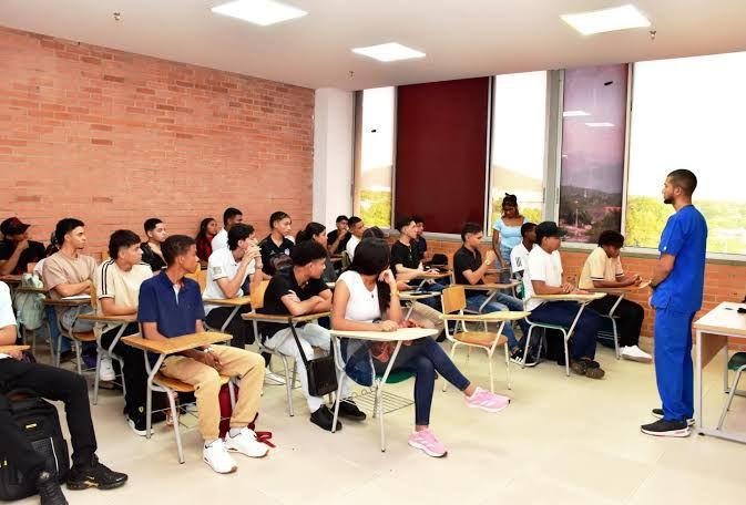 Becas y prácticas empresariales locales para retener talento joven en el Cesar
