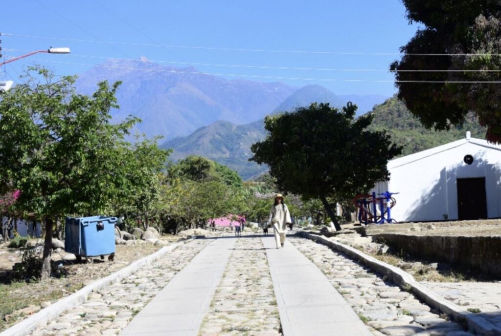Obras de mejoramiento vial y proyectos rurales en la Sierra Nevada del Cesar
