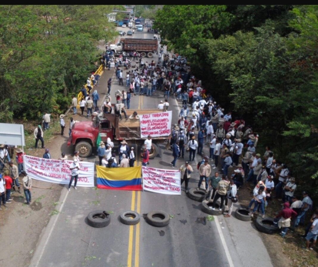 Trabajadores de la Hacienda La Gloria bloquean la vía nacional en La Mata, Cesar.