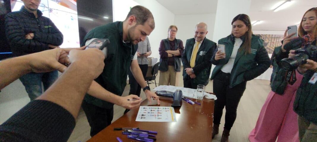 Prueba técnica de bolígrafos electorales realizada por la Registraduría Nacional del Estado Civil.