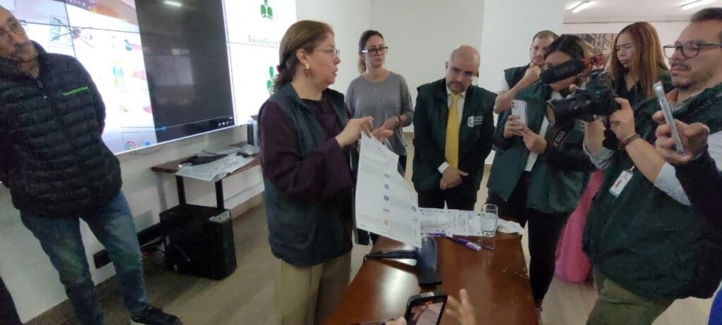 Auditores someten a pruebas de resistencia la tinta de bolígrafos electorales en Colombia.