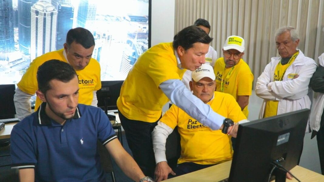 Hernán Penagos presenta código fuente electoral a Gregorio Eljach