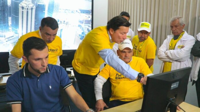 Hernán Penagos presenta código fuente electoral a Gregorio Eljach