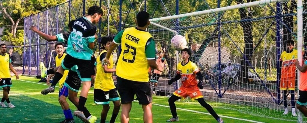 Niños y jóvenes del Cesar aprovechan espacios de ocio para practicar fútbol.