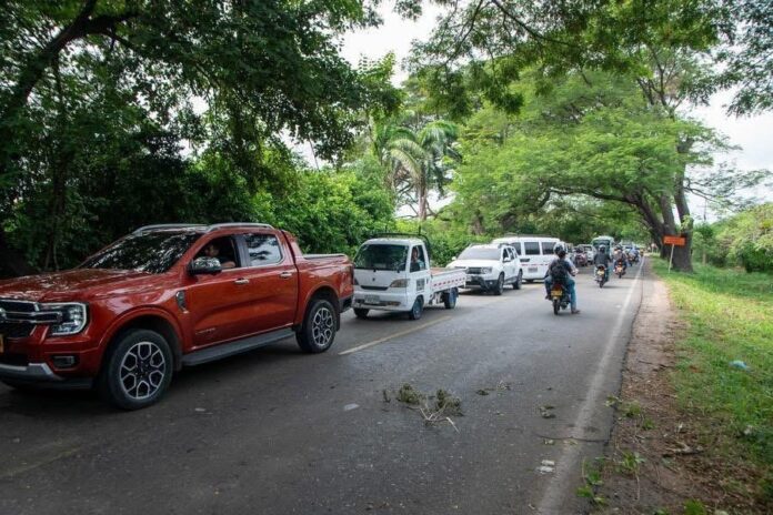 Trabajadores de la hacienda La Gloria mantienen bloqueada la vian nacional La Mata- La Gloria