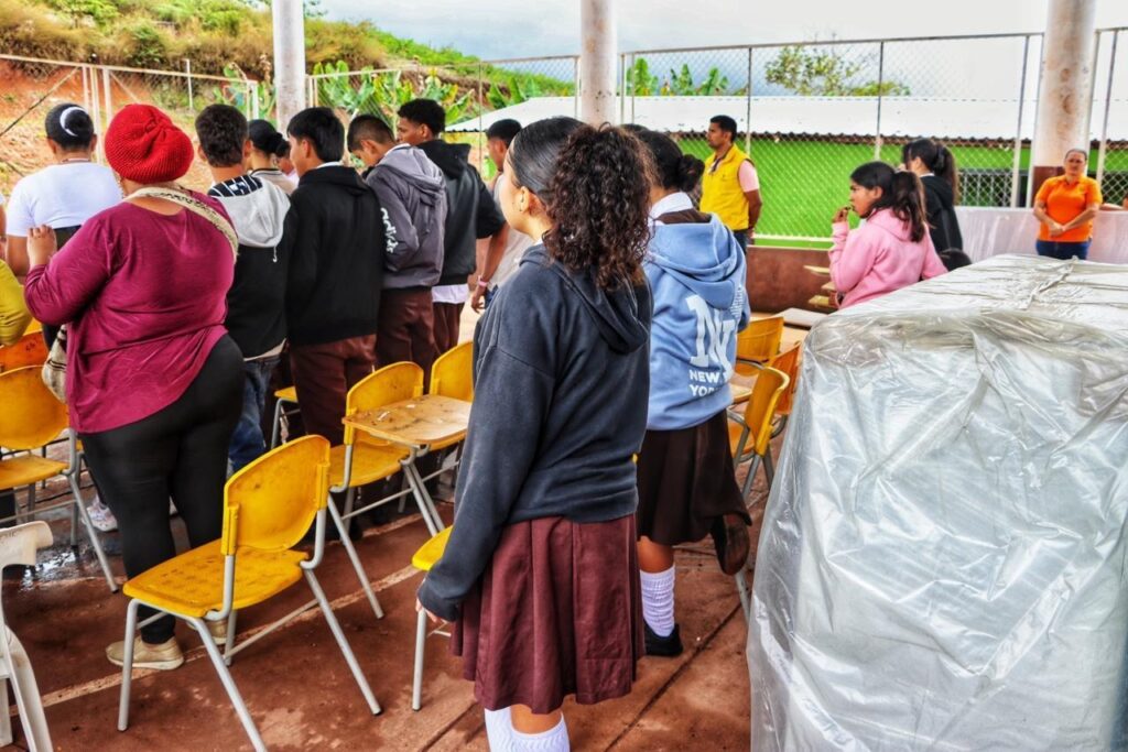 Estudiantes de la Institución Educativa San Antonio, en veredas de Manaure, recibieron nueva dotación escolar como parte del Plan Integral de Reparación Colectiva. FOTO: Suministrada.