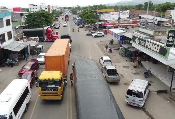 Transporte pesado circulando por Bosconia Cesar generando impacto vial