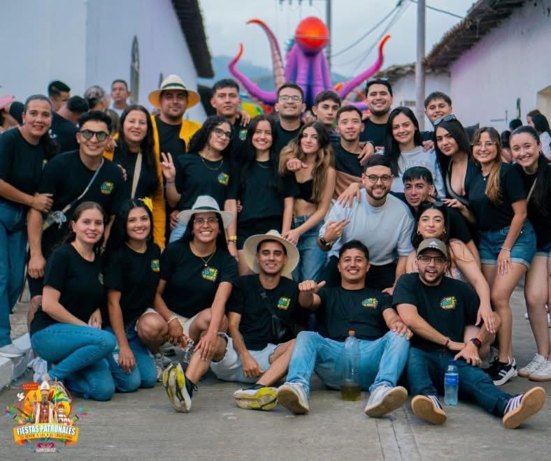 Jóvenes participando en actividades institucionales en González Cesar