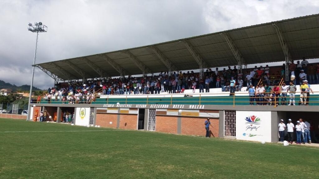Escenario deportivo para jóvenes en González Cesar