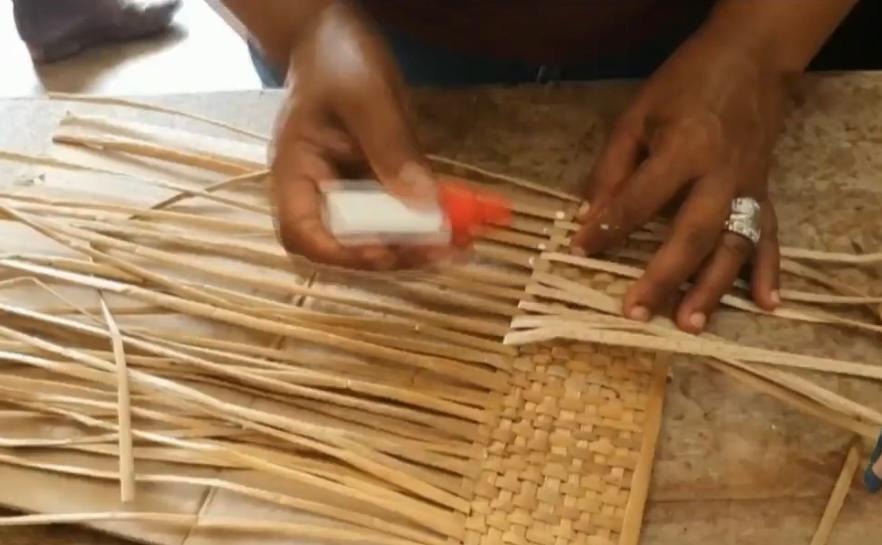 Mujeres tejen artesanías con tarulla seca en Antequera, Tamalameque