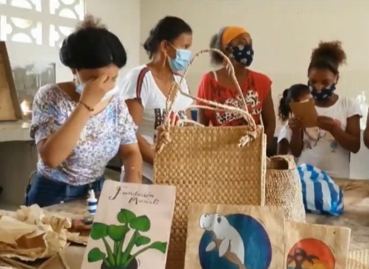 Manos de artesanas de Antequera tejiendo productos con tarulla