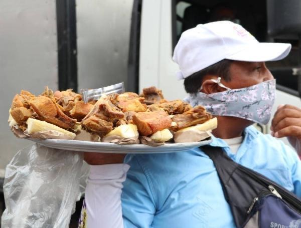 Vendedores de chicharrones en la vía principal de Bosconia, Cesar