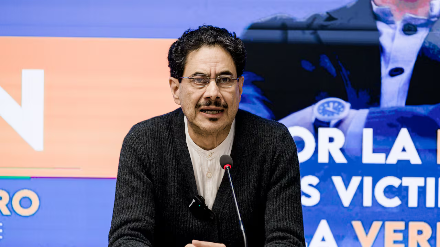 Iván Cepeda criticando la suspensión del salario mínimo 2026