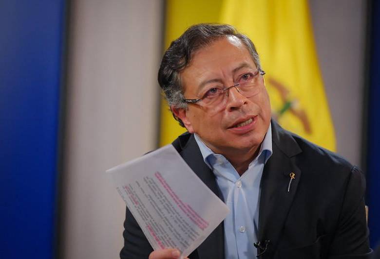 El presidente Gustavo Petro firma la solicitud para convocar una Asamblea Nacional Constituyente en Colombia.