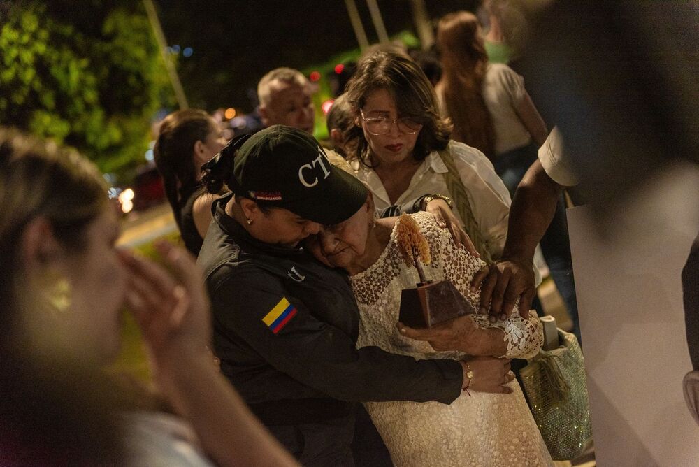 Funcionaria del CTI abraza a una madre durante la entrega digna de restos óseos de víctimas del conflicto armado en Valledupar, Cesar.