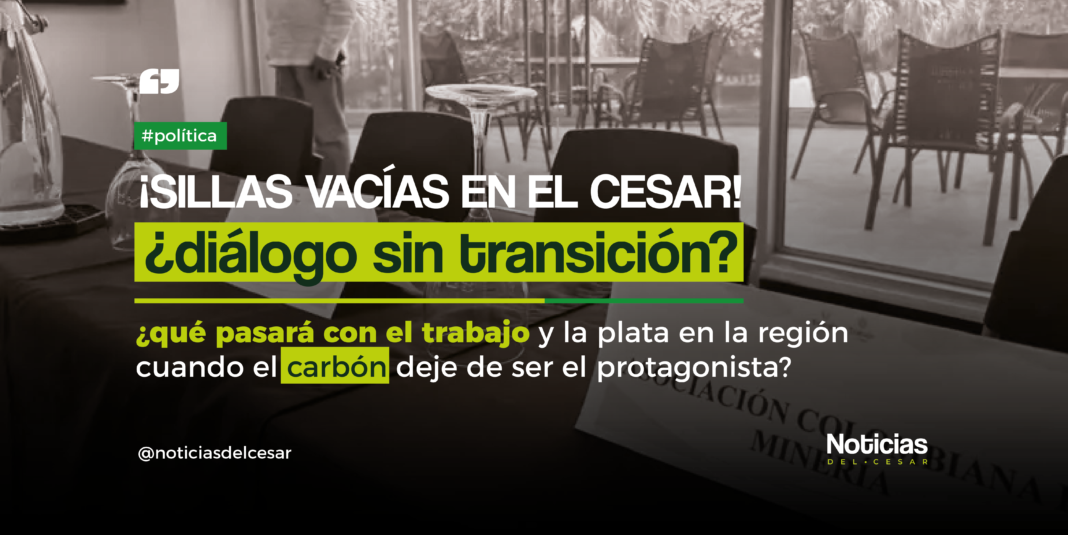 Mesa de diálogo en Valledupar con sillas vacías y letreros de empresas mineras ausentes durante la discusión sobre la transición del carbón en el Cesar.