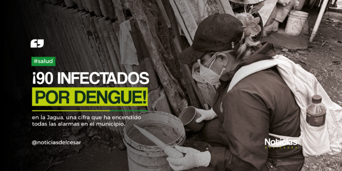 Funcionaria de salud inspeccionando criaderos de mosquitos en La Jagua de Ibirico por alerta de 90 casos de dengue.