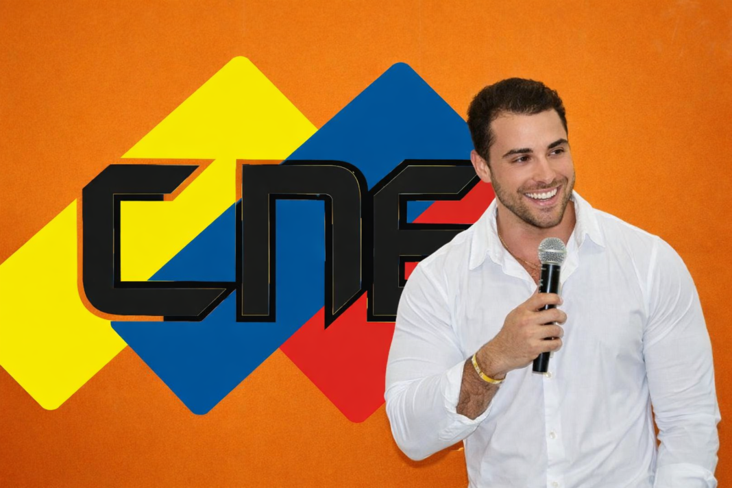 Hombre con camisa blanca sosteniendo un micrófono durante una intervención pública, ubicado frente al logo del CNE, en una imagen asociada al contexto político y electoral de Colombia