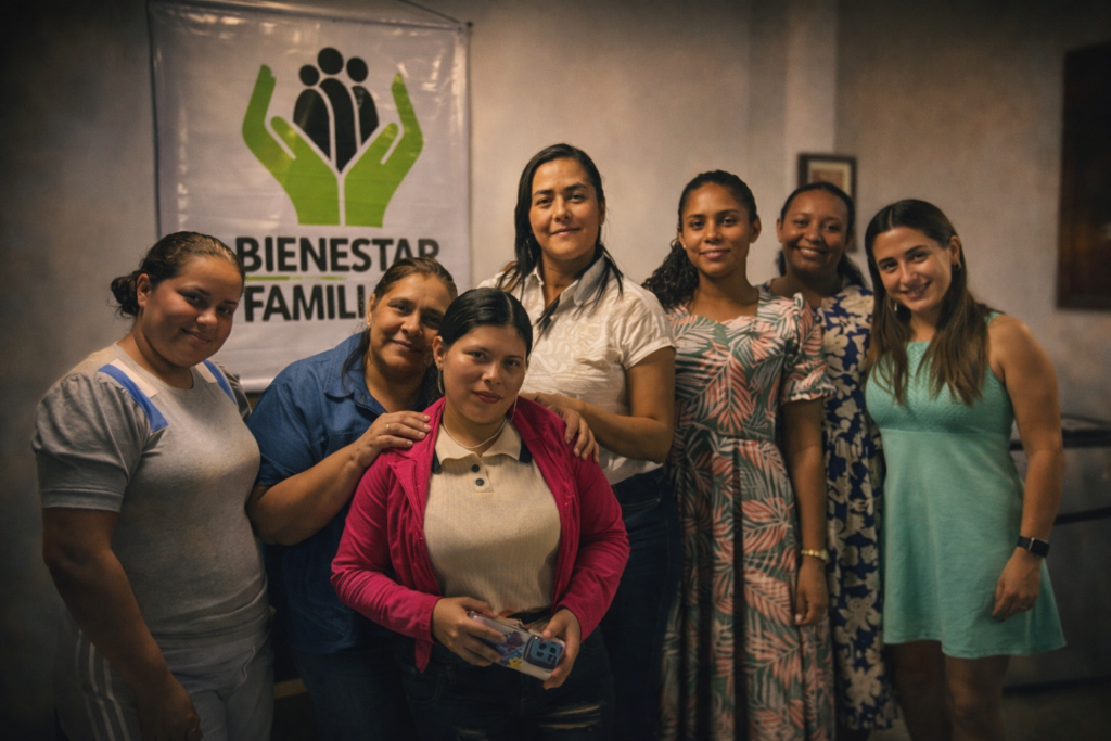 Un grupo de siete mujeres de la comunidad del Cesar posan sonriendo junto a un cartel de 'BIENESTAR FAMILIAR', mostrando su participación en programas sociales.