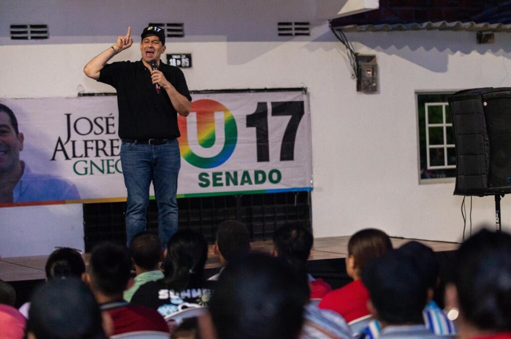 Senador José Alfredo Gnecco en tarima durante un mitin político del Partido de la U, consolidando su curul para el periodo 2026-2030. Título (Title): José Alfredo Gnecco campaña Senado 2026