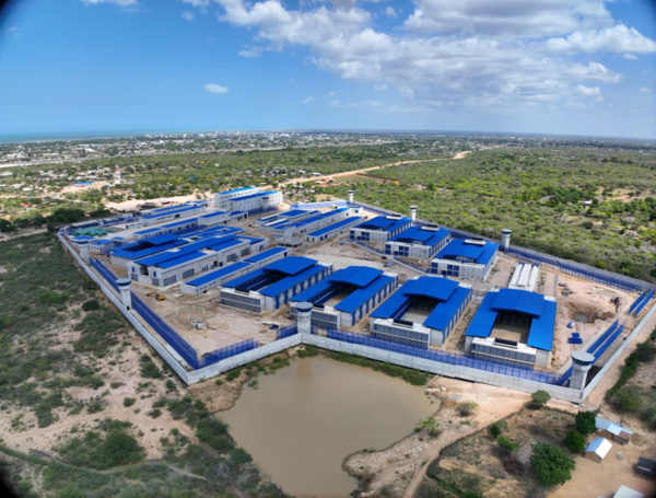 Panorámica aérea de la infraestructura de la nueva cárcel de Riohacha, La Guajira, con pabellones terminados.