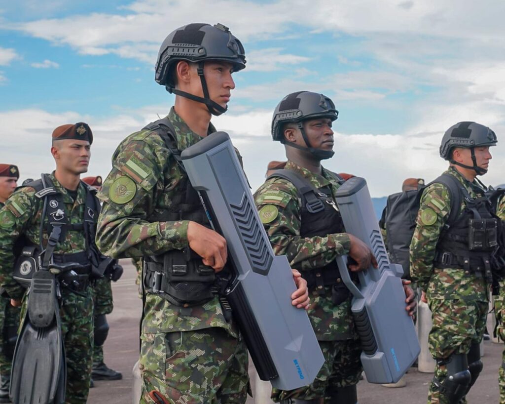 Soldados del Ejército de Colombia portando fusiles inhibidores de señales para el escudo antidrones.