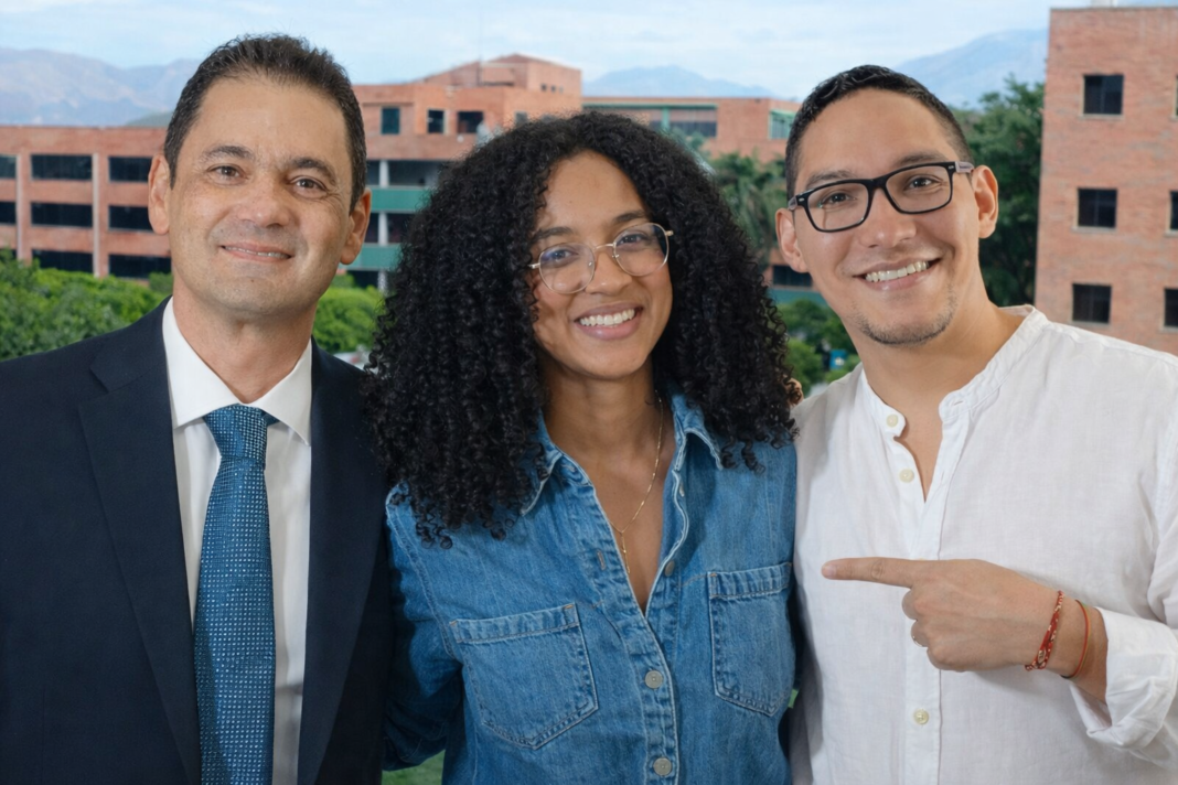 El rector electo de la UPC, Guillermo Echavarría Gil, posando con Juliana Guerrero tras la polémica votación exprés de marzo de 2026.
