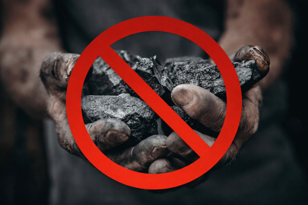 Una imagen compuesta. A la izquierda, una fotografía del exterior del edificio del 'Instituto Nacional de Vías', INVIAS, mostrando su nombre en grandes letras grises sobre la fachada moderna. A la derecha, el escaneo de un documento legal oficial de la Corte Suprema de Justicia de Colombia, Sala Especial de Instrucción, con una marca de agua de 'Semana' y marcado como 'DIGITALIZADO'. El documento detalla el caso bajo la dirección del Doctor Marco Antonio Rueda Soto, Copia Número Once, que incluye veintidós cuadernos y un disco duro de un tera. La sección 'DENUNCIADOS' enumera decenas de nombres completos de individuos, incluidos congresistas activos como Juan Loreto Gómez Soto, Olga Lucía Velásquez Nieto y muchos otros. Indica que la investigación fue ordenada de oficio por la presidencia de la sala penal en el segundo mes del año dos mil veinticinco. La fecha de reparto es el dieciocho del segundo mes del año dos mil veinticinco. El número de corte es cero uno dos ocho siete.