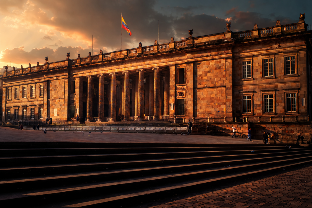 Ciudadanos votando en elecciones legislativas para elegir el Congreso de Colombia