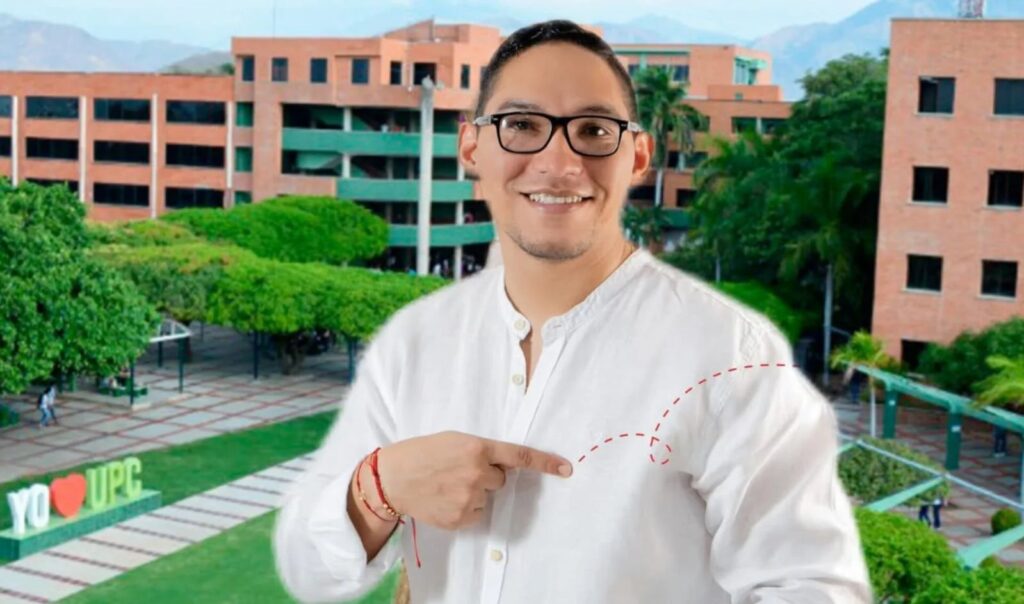 Guillermo Echavarría Gil, nuevo rector de la Universidad Popular del Cesar (UPC), posando frente al campus universitario tras su polémica elección.