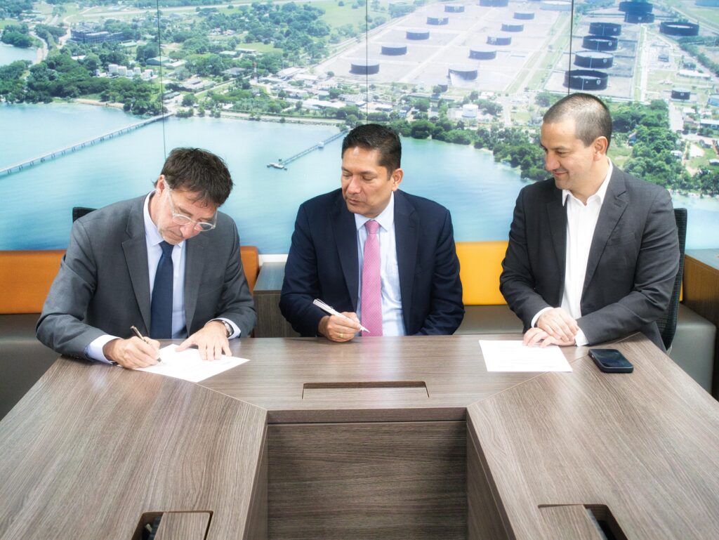 Firma oficial del acuerdo entre Ecopetrol y Gran Tierra Energy para fortalecer la producción de crudo en el departamento del Cesar.