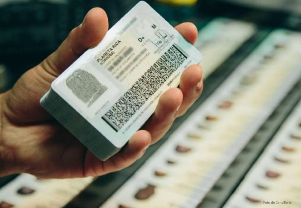 Primer plano de una cédula de ciudadanía colombiana lista para el trámite de inscripción de puesto de votación.