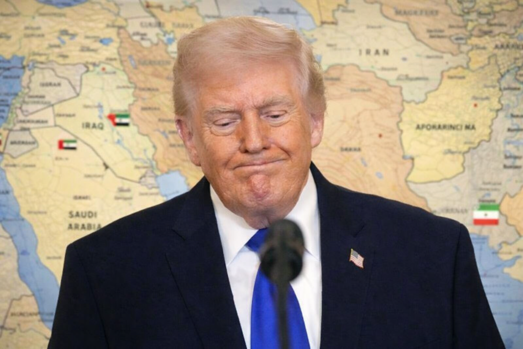 Donald Trump durante declaración pública sobre alerta de salida de ciudadanos de Medio Oriente