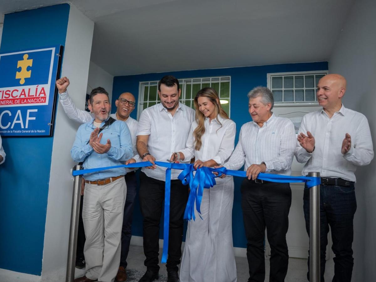 Acto de inauguración del Centro de Atención de la Fiscalía (CAF) en El Copey, Cesar, con el alcalde Assad Raish y funcionarios de la Fiscalía cortando la cinta.