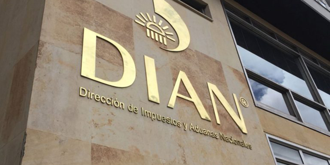 Fachada principal de la DIAN (Dirección de Impuestos y Aduanas Nacionales) en un edificio de piedra.